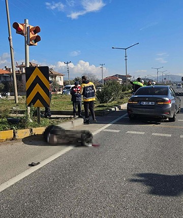 Otomobilin çarptığı motosikletin sürücüsü öldü