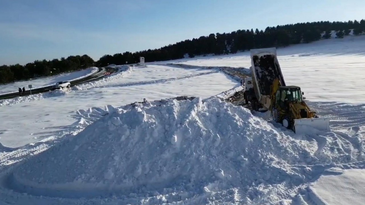 Sarıkamış'ta şehit askerler anısına yapılacak heykeller için kar toplanıyor