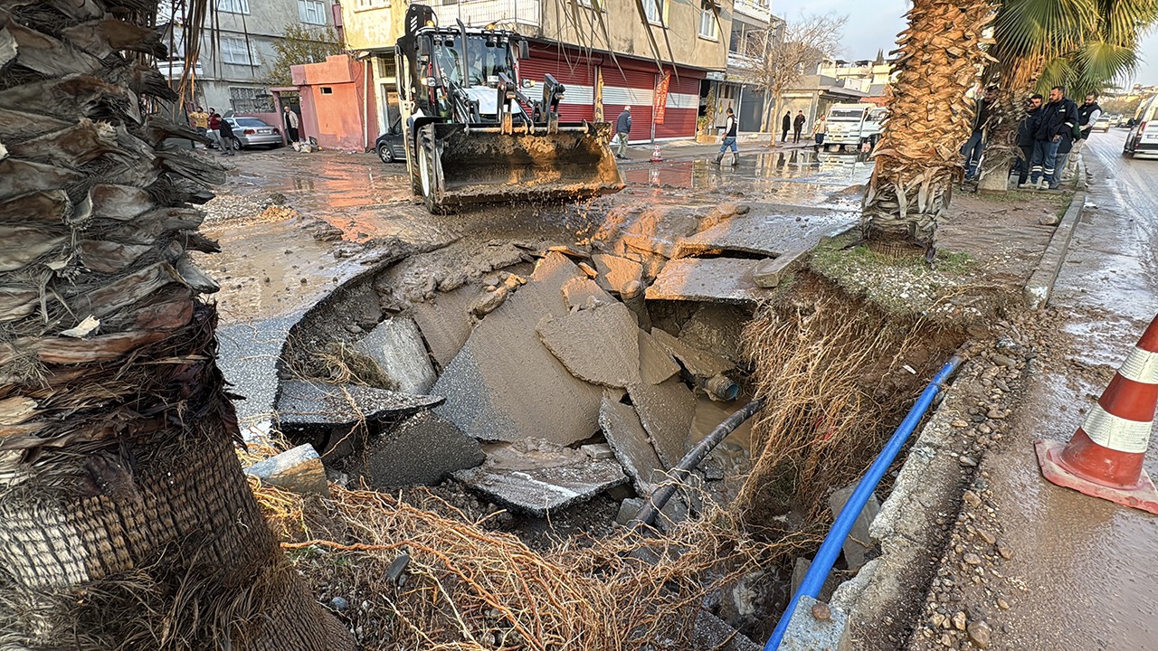Su borusunun patladığı caddede çukur oluştu