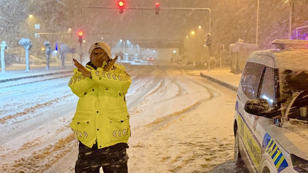Kar nedeniyle yolda kalan sürücülere trafik ekipleri yardım etti