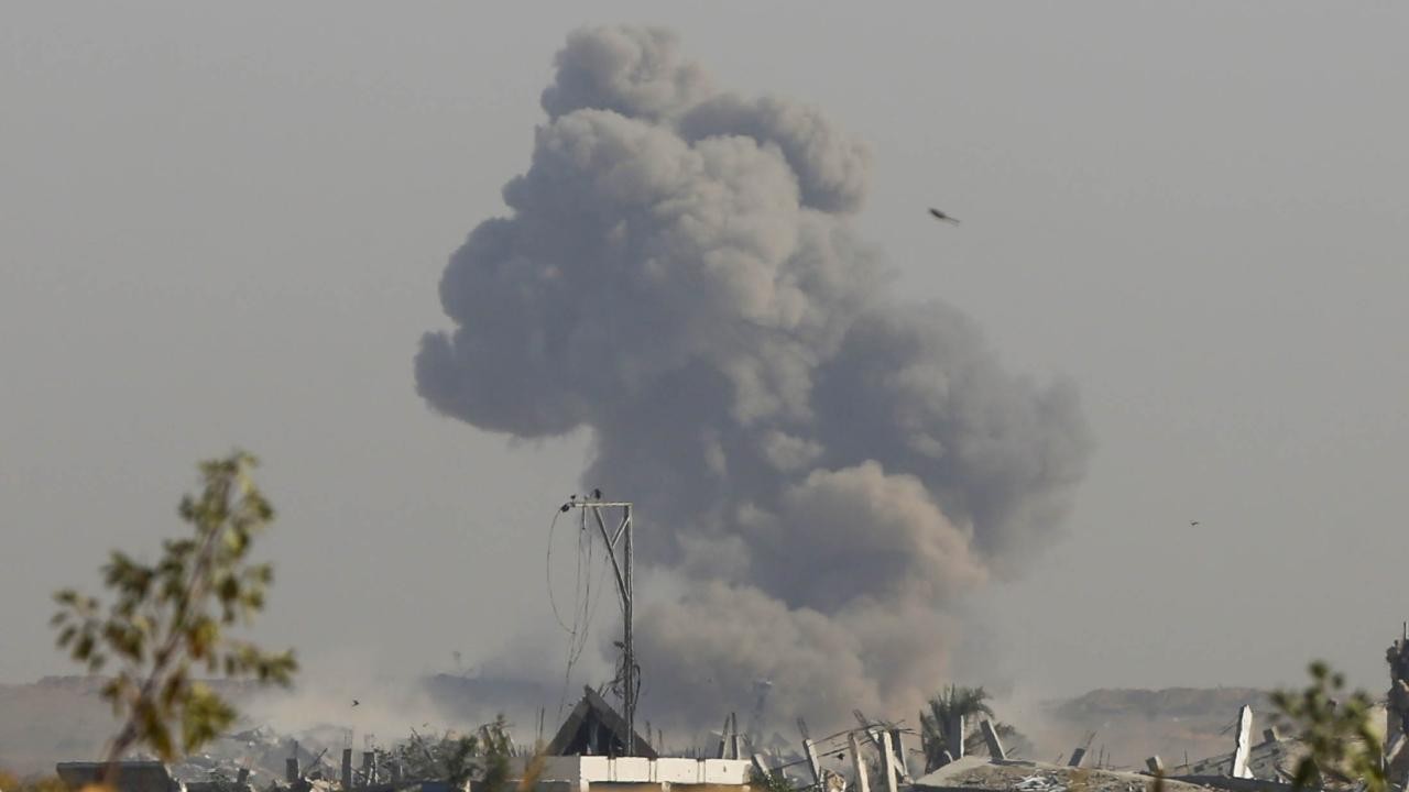 Katil İsrail ateşkese rağmen Gazze'ye saldırılarını sürdürüyor