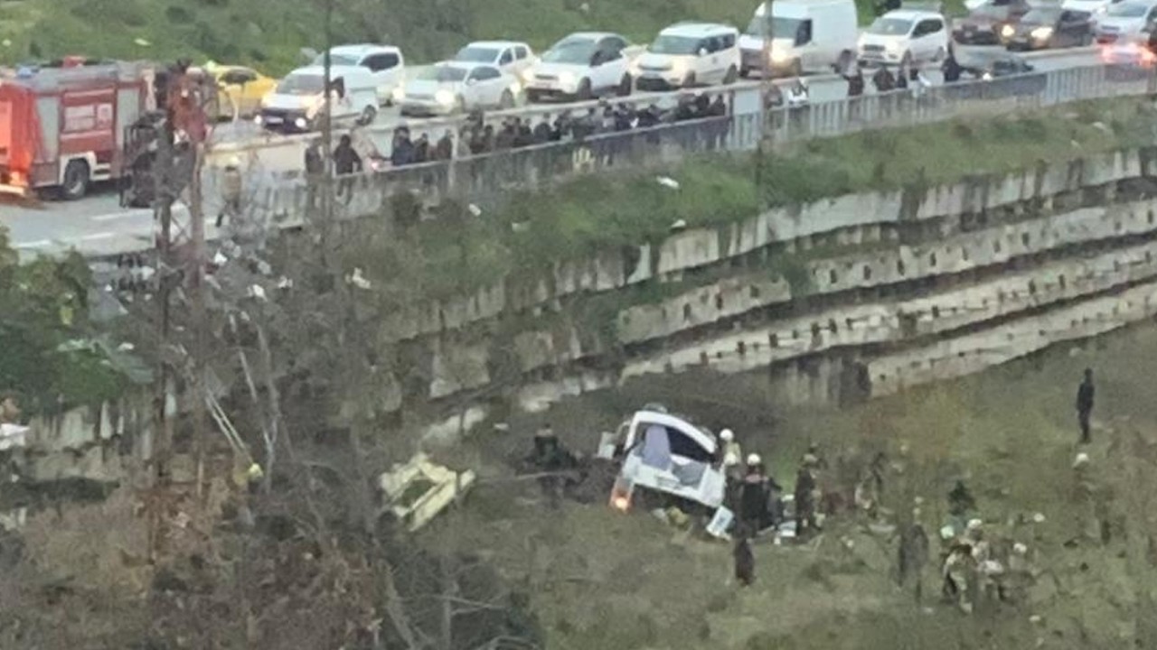 Servis aracı şarampole yuvarlandı. 4 ölü, 7 yaralı