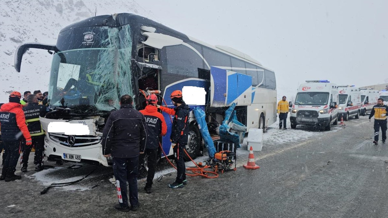 Yolcu otobüsü tıra çarptı