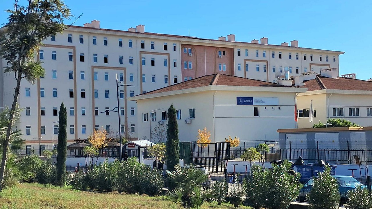 Tartıştığı 3 kişi tarafından bıçaklanan üniversite öğrencisi yaralandı