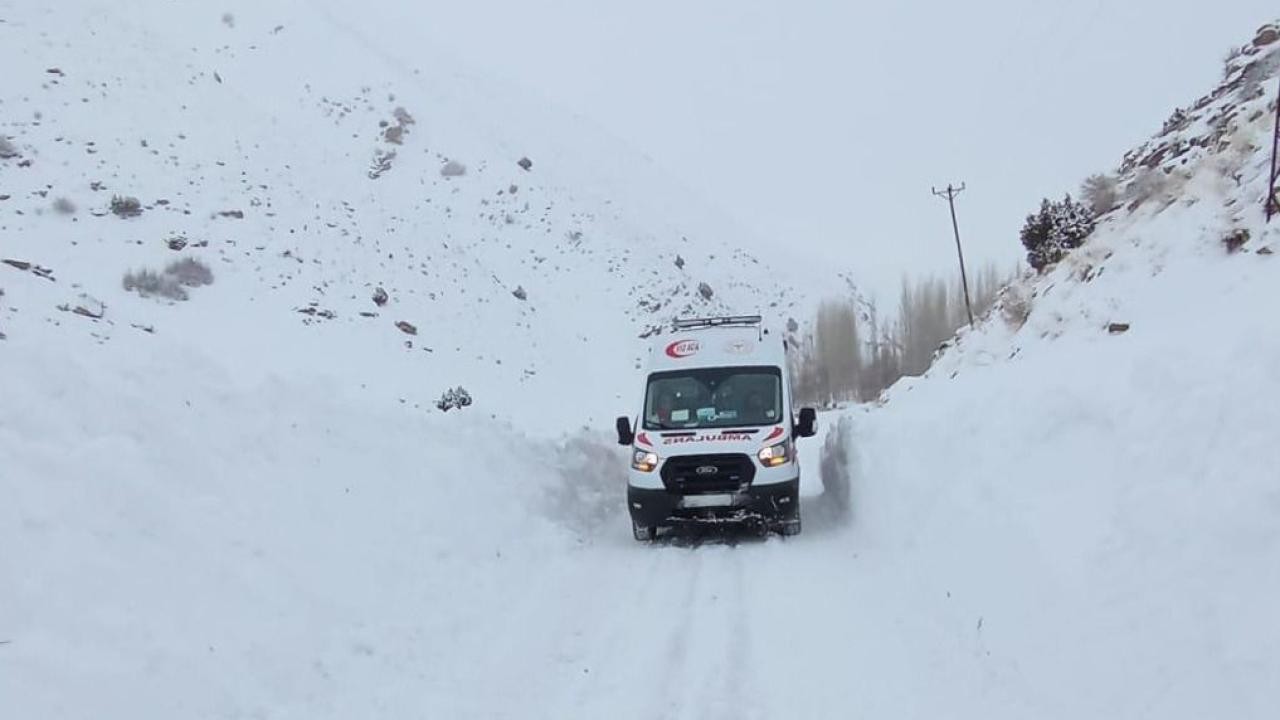 Karla kaplı yollarda hastalar hastaneye ulaştırıldı