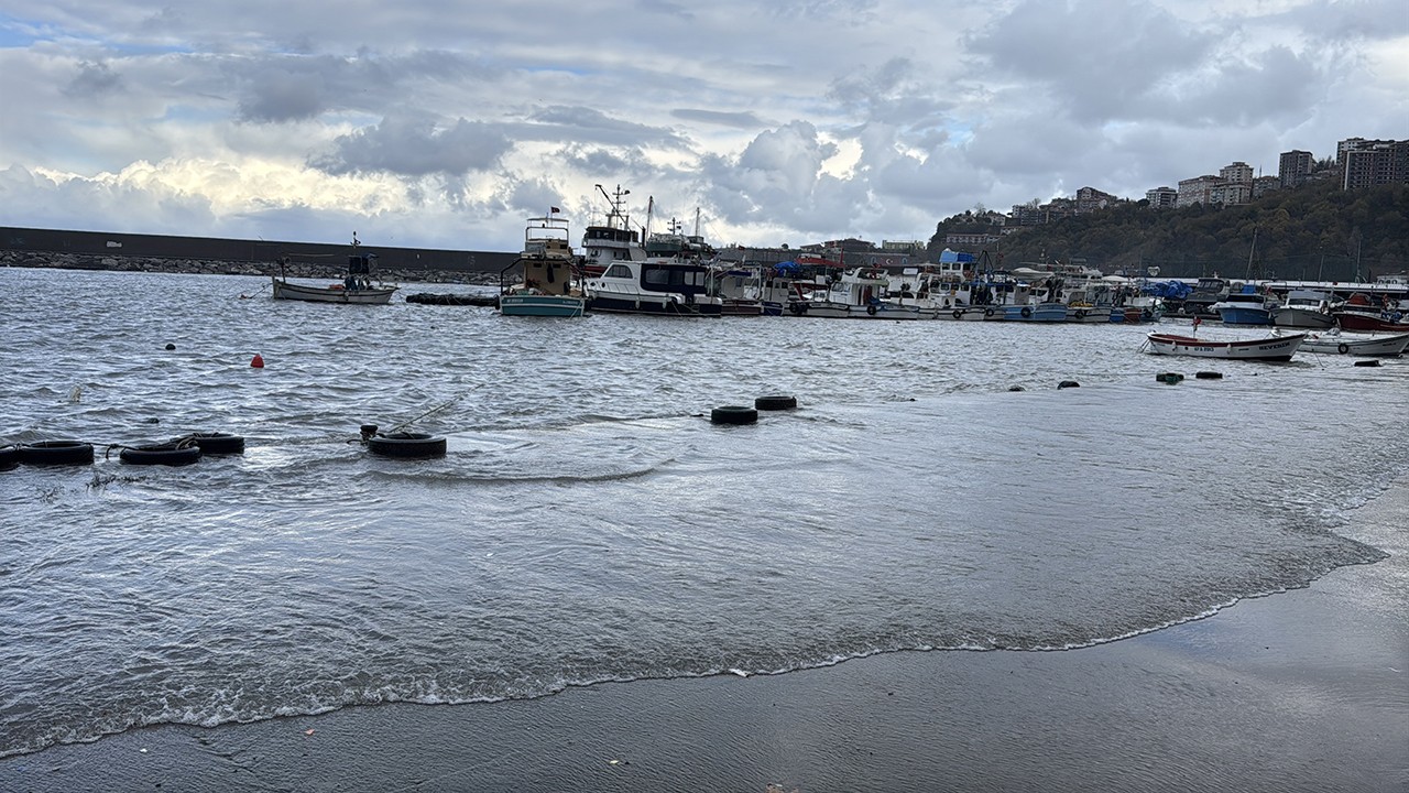 Kuvvetli rüzgar nedeniyle taşan deniz Kozlu Limanı'nı su altında bıraktı