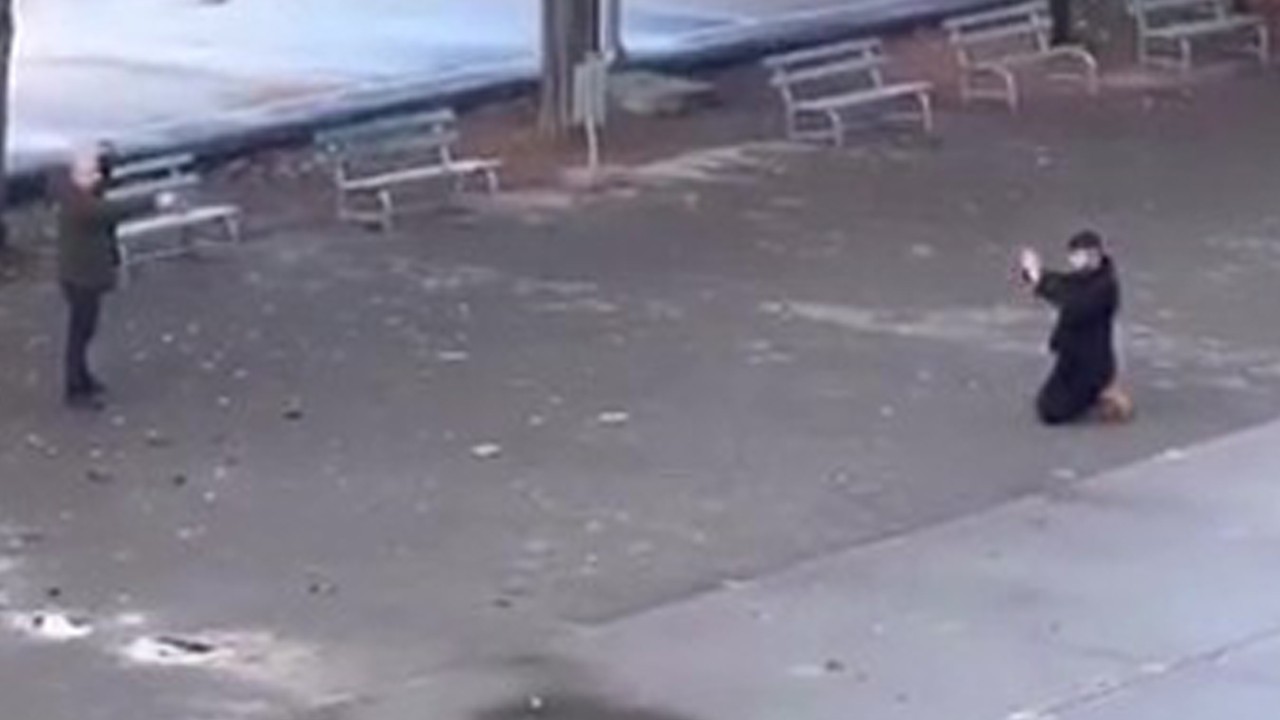 Okul bahçesinde korku dolu anlar! 18 yaşındaki genci silahla rehin aldı