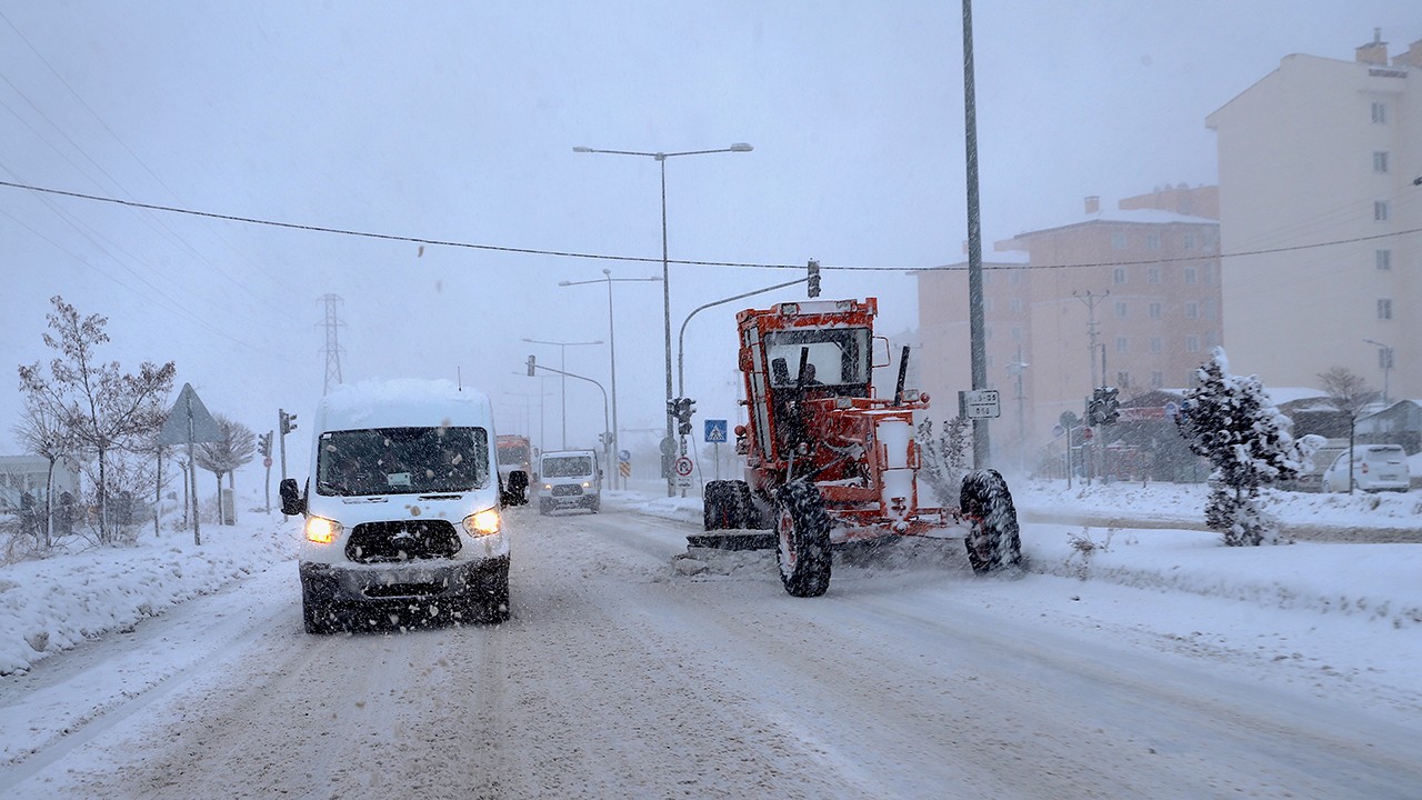 Karayolları ekipleri Doğu'daki 6 ilde 297 iş makinesiyle karla mücadele ediyor
