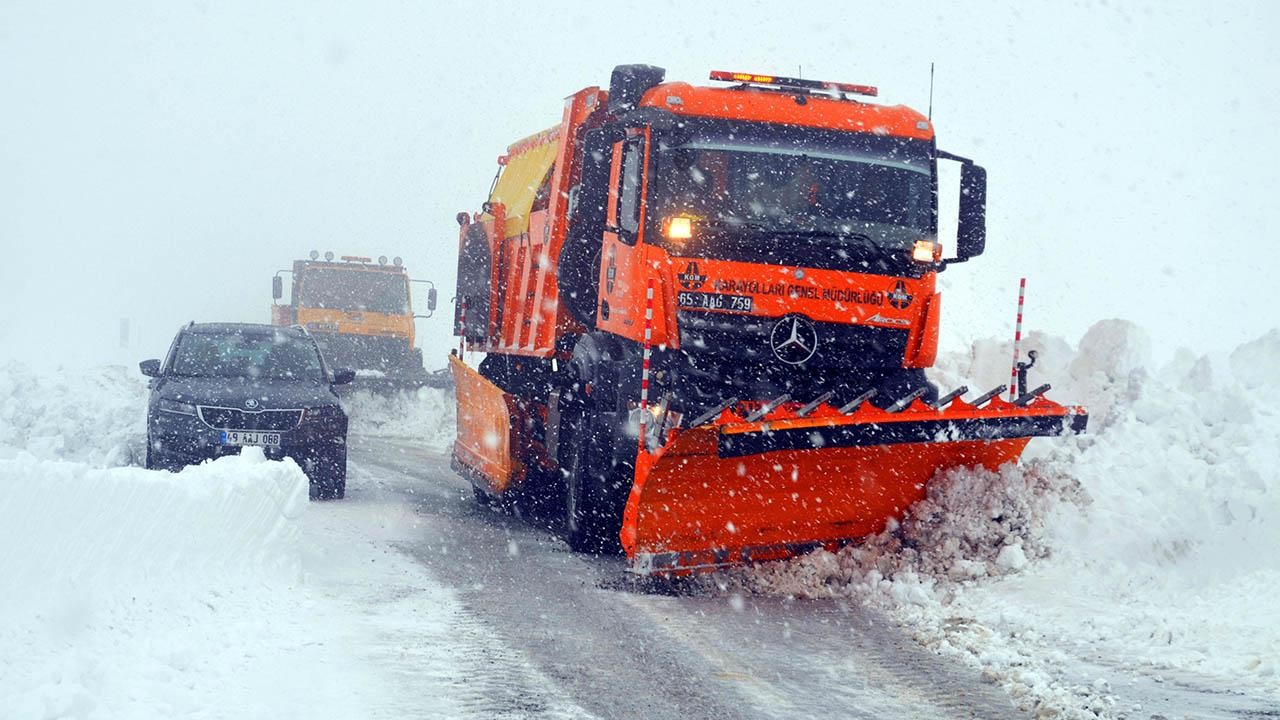 Karayolları, kar ve buzla mücadele için 7 gün 24 saat sahada