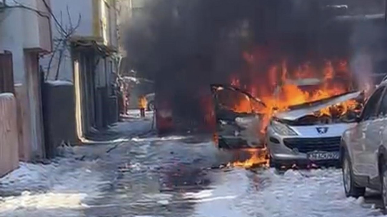 Soğuk havada çalışmayan araç alev aldı