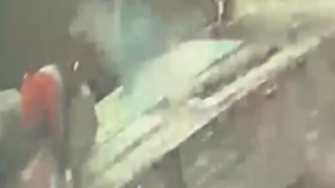 Tırdan yük indirirken yıldırım çarptı: O anlar kamerada