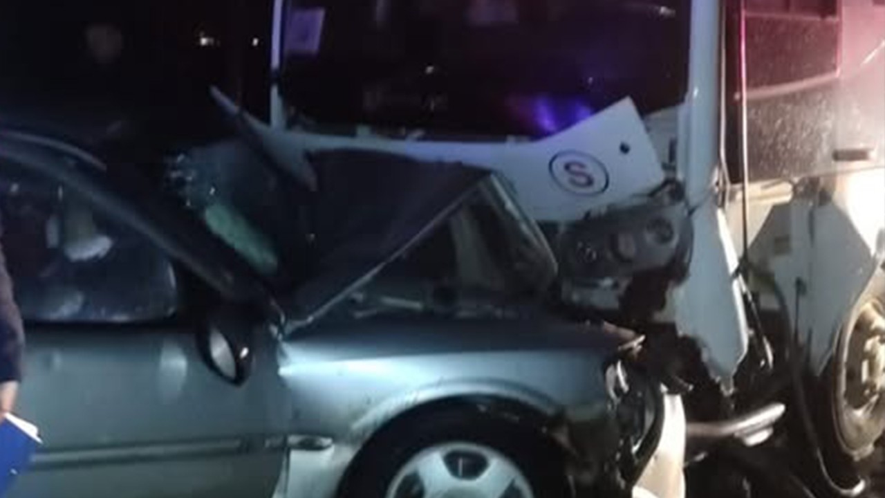 İşçi servis midibüsü ile otomobil çarpıştı: 1 ölü, 8 yaralı