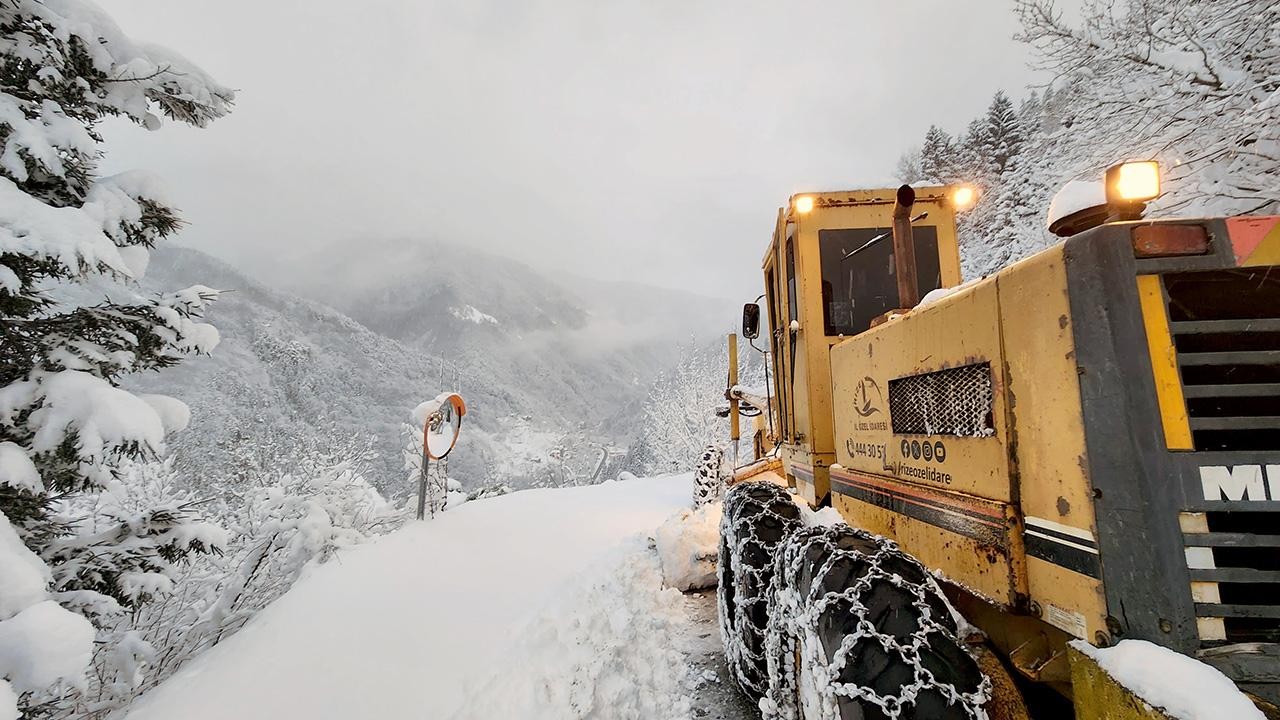 Yoğun kar ulaşımı durdurdu