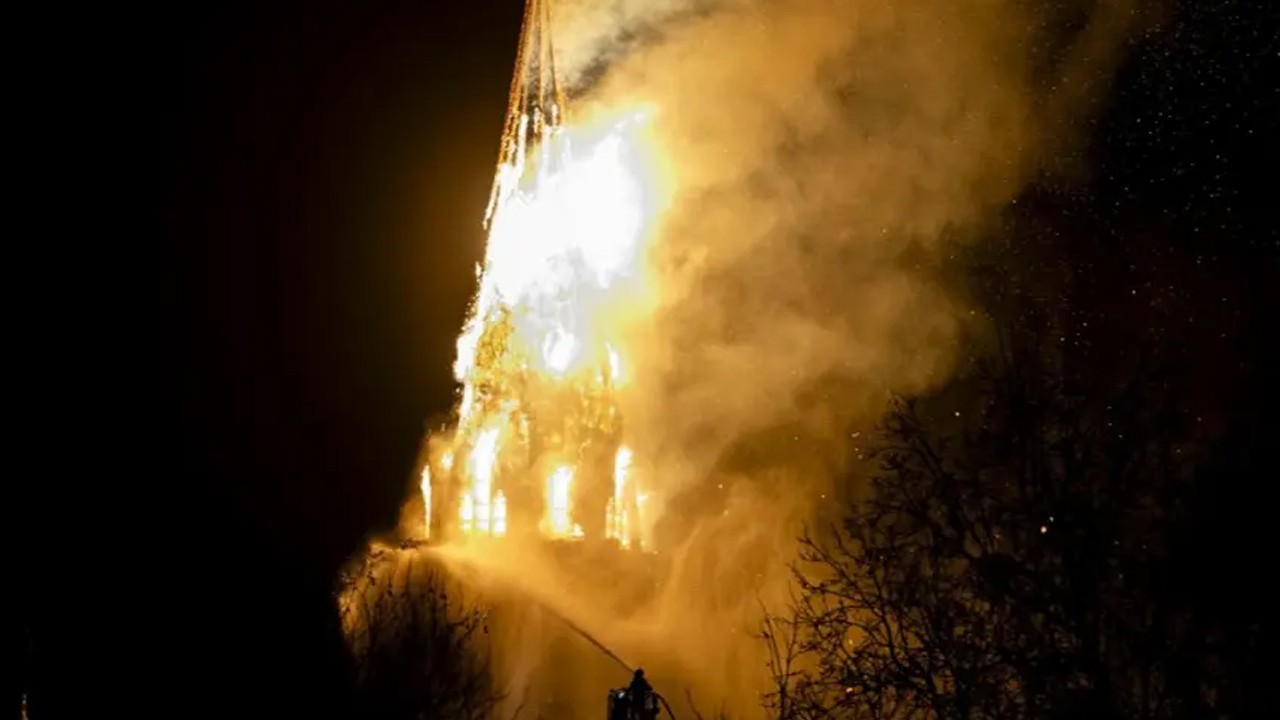 154 yıllık kilisede yangın! Yeni yıl kutlamaları alevlerle bitti