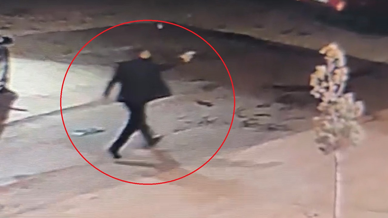 Akrabalar arasında silahlı kavga kamerada! Önce yeğenini sonra kendisini yaraladı