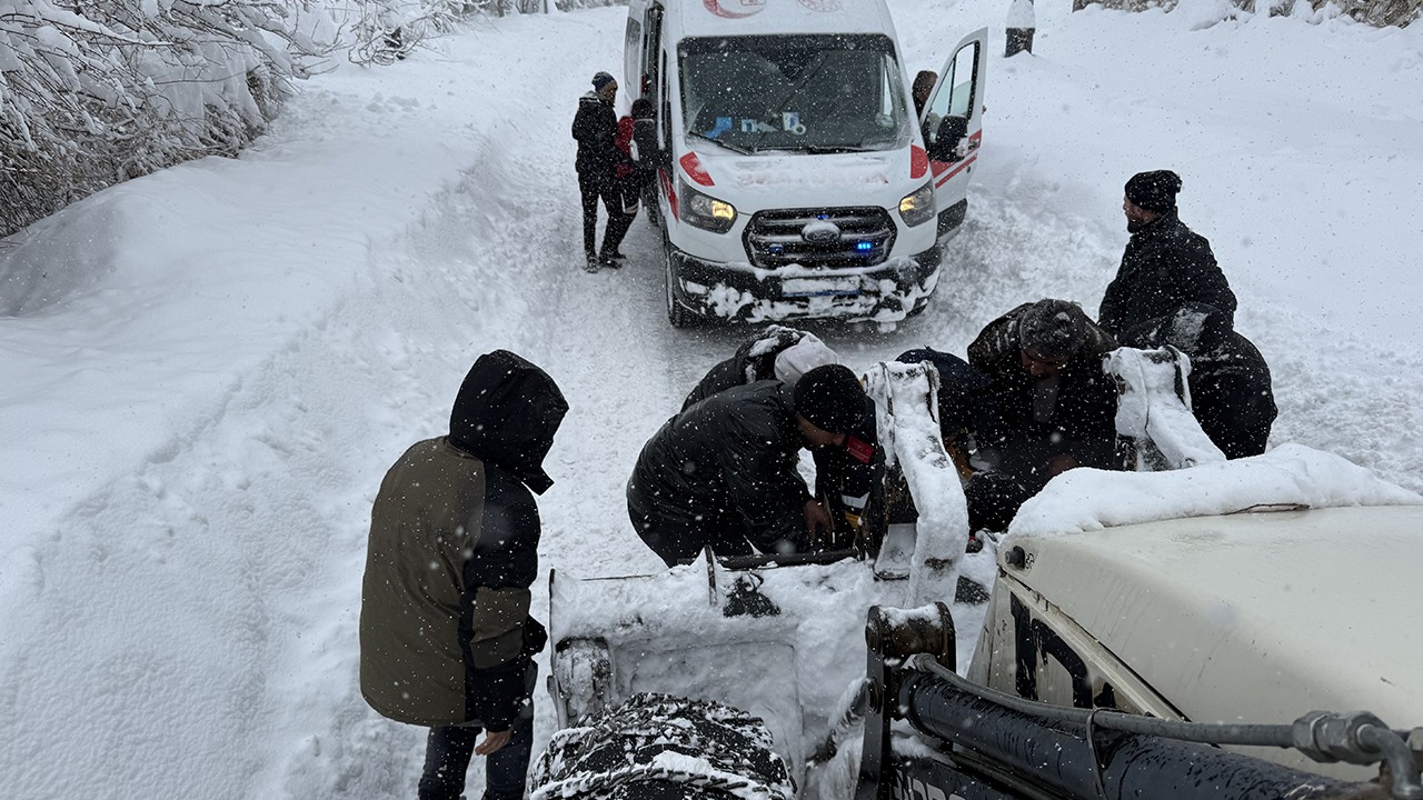 Çığ altında kalan kadın yaralı olarak kurtarıldı