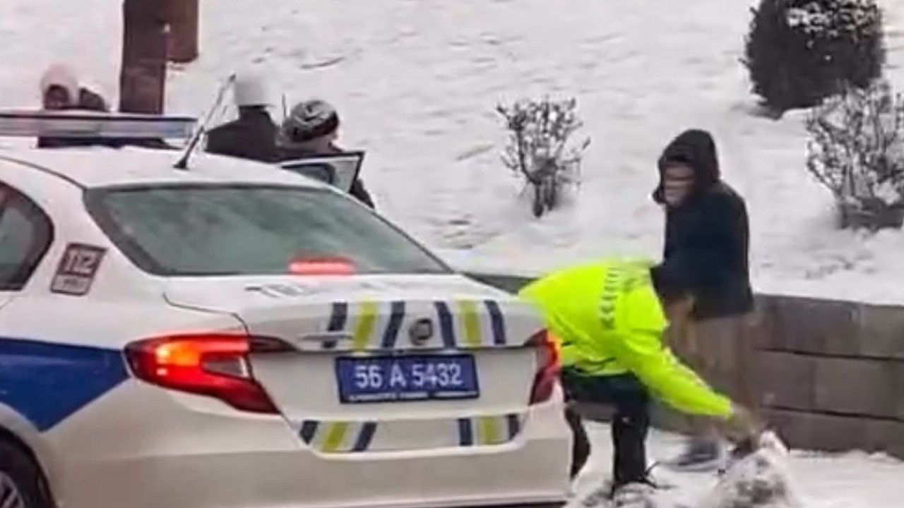 Çocuklar ile trafik polisleri kar topu oynadı