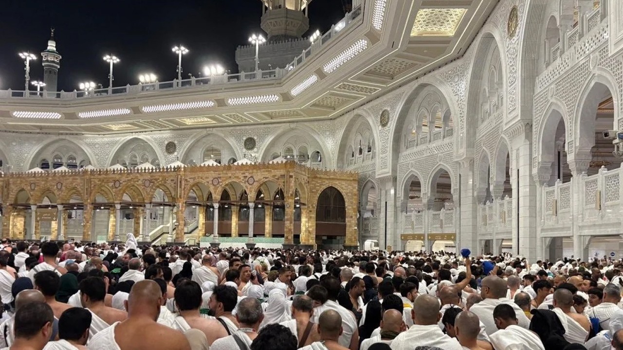 Kabe'de yeni yılın ilk saatlerinde tarihi yoğunluk