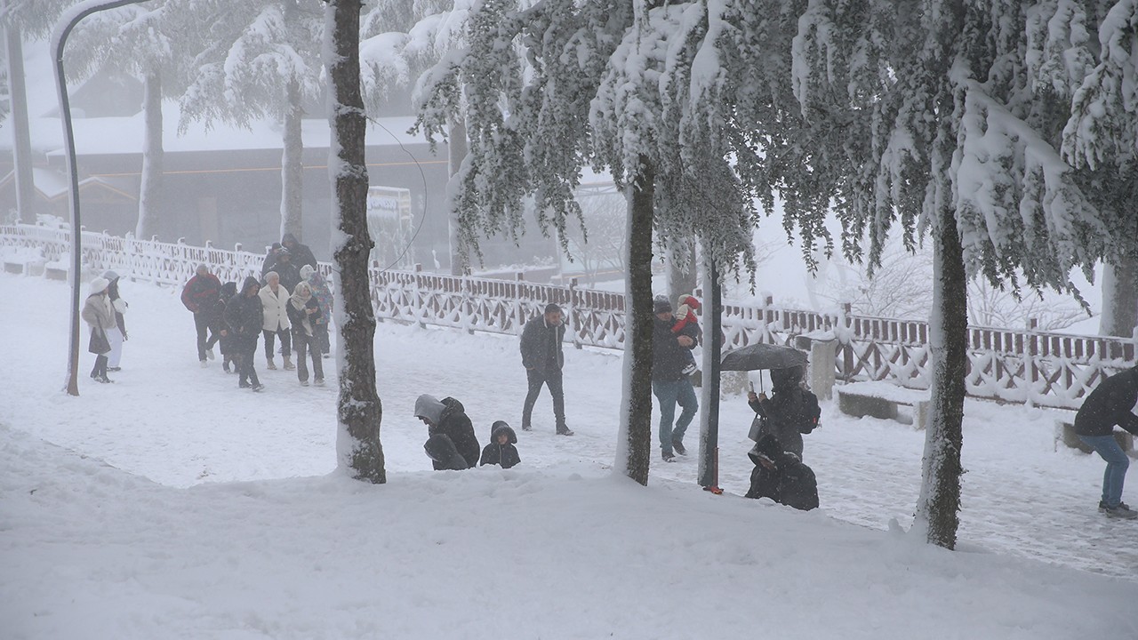 Karadeniz'deki 3 ilde 233 köy yolu ulaşıma kapandı