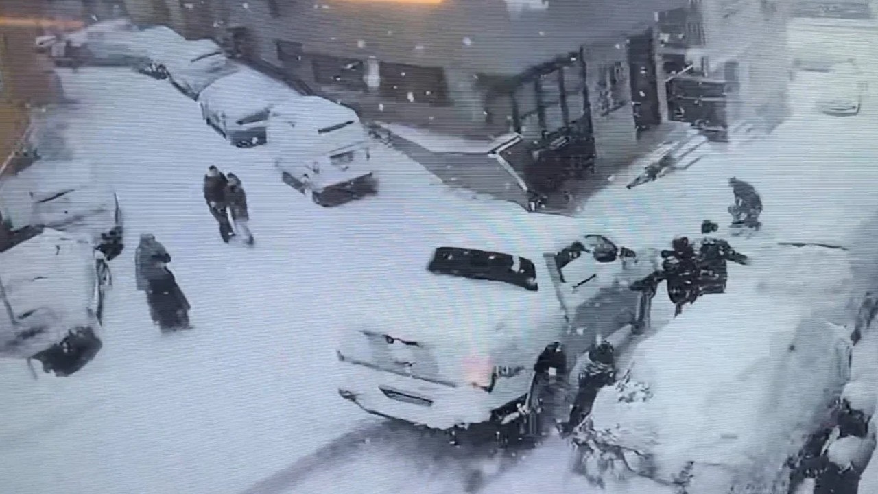 Kartopu oynayan çocuklara kamyonet çarptı