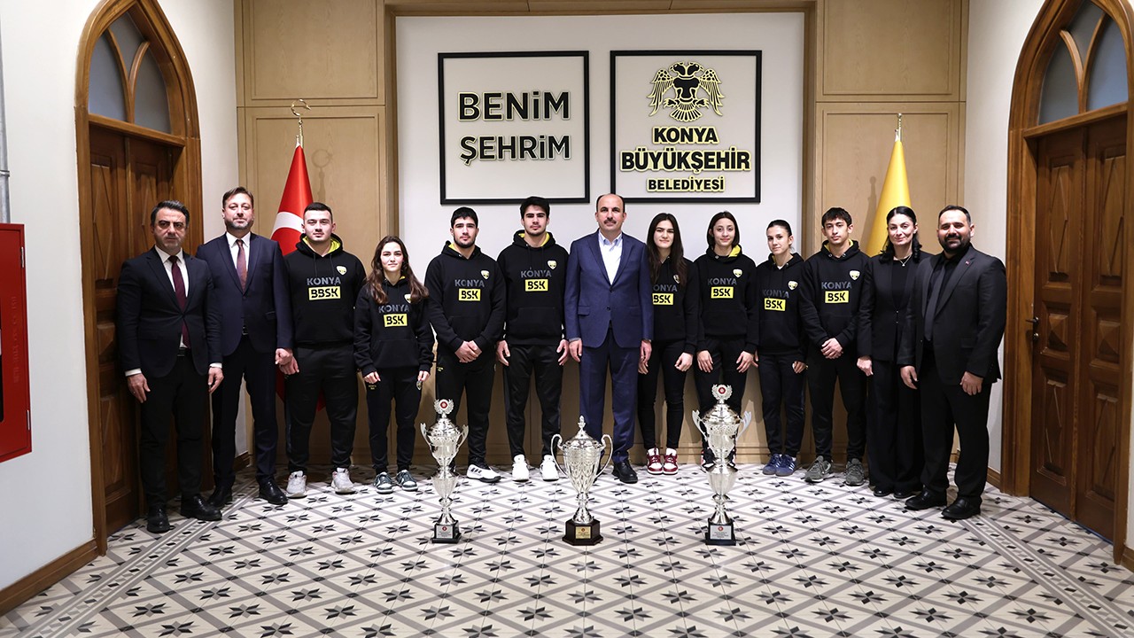 Konya Büyükşehir’in başarılı judocuları 2025’te kazandıkları kupaları Başkan Altay’a takdim etti