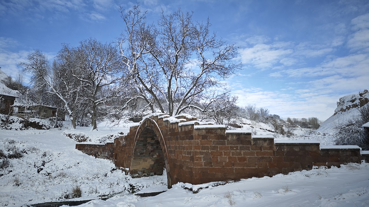 Tarihi yapılar karla kaplandı