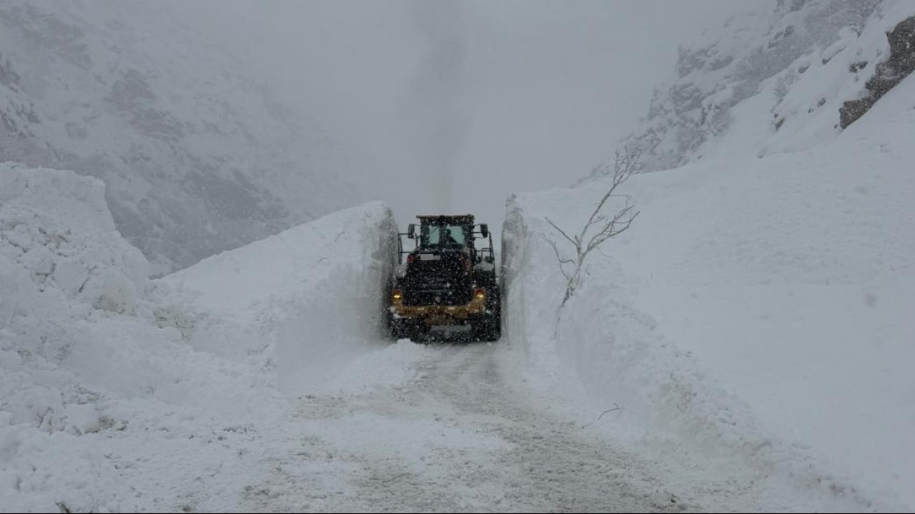 Valilik sürücüleri uyardı: Hakkari-Şırnak kara yoluna çığ düştü