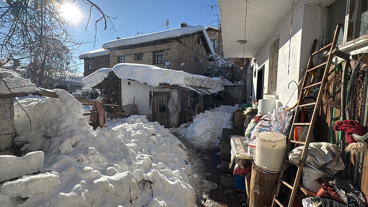 80 yaşındaki kadın bahçede donmuş halde ölü bulundu