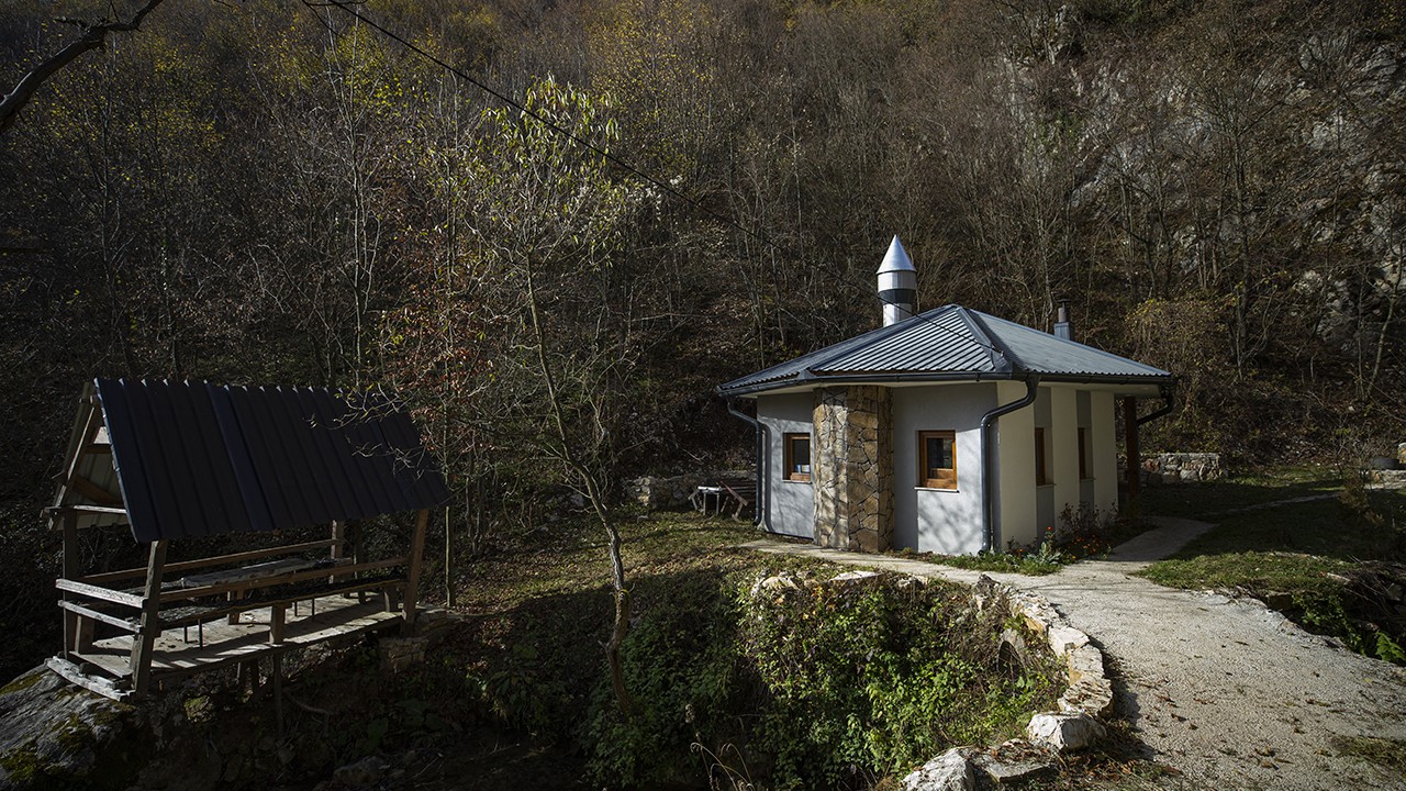 En fazla 10 kişi ibadet edebiliyor! 16 metrekarelik alanıyla ülkenin en küçük camisi