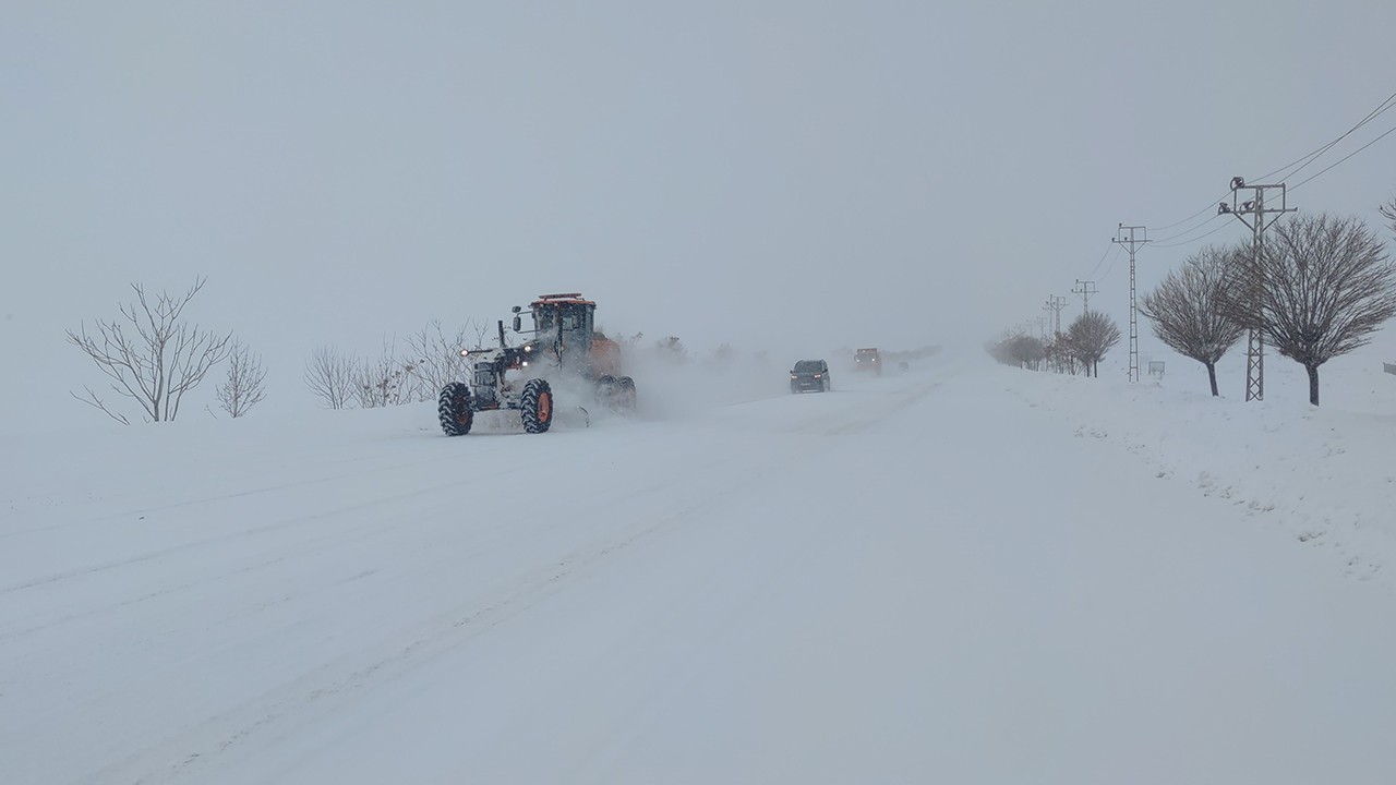 Kar yağışı sonrası 6 ayrı noktaya çığ düştü