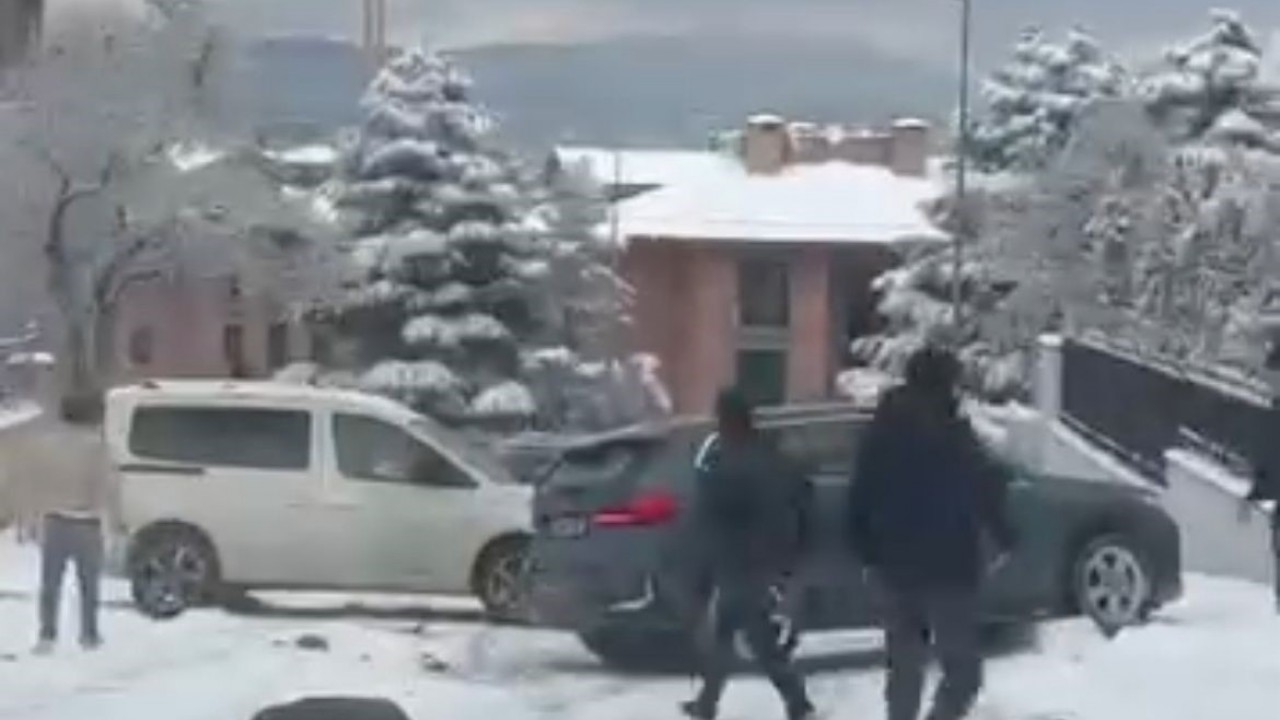 Korku dolu anlar: Kayan araç vatandaşların arasına daldı