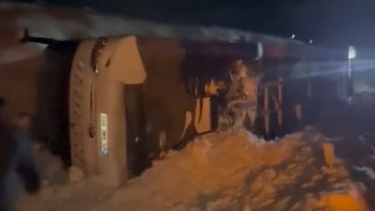 Otobüs buzlu yoldan şarampole yuvarlandı: O anlar kamerada