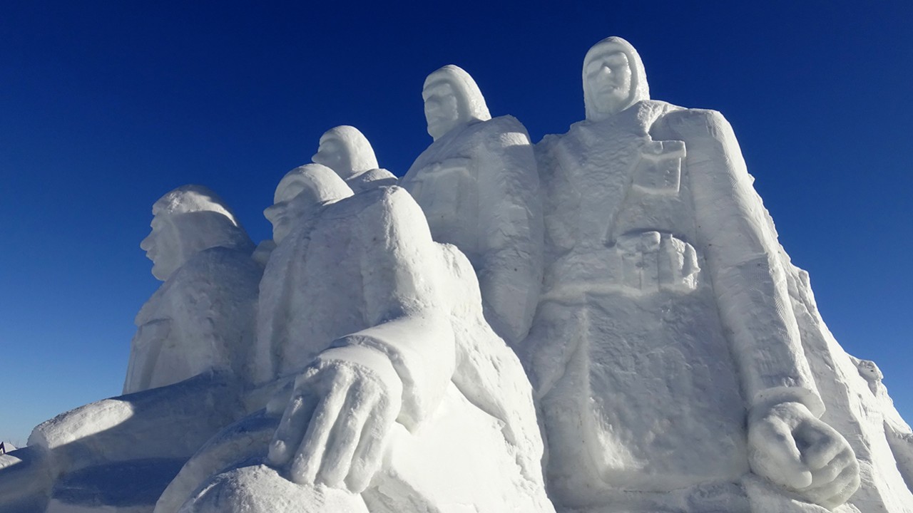 Sarıkamış şehitleri anısına yapılan kardan heykeller tamamlandı