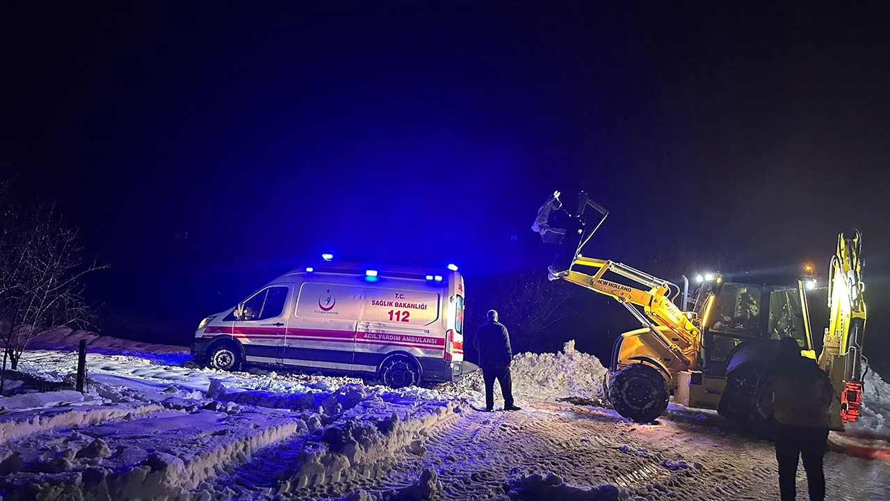 Vakaya giden ambulans kar yağışı nedeniyle yolda mahsur kaldı