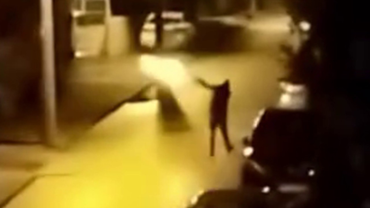 Yılbaşını kutlamak için sokakta havaya ateş açan şahıs yaptığıyla hayrete düşürdü