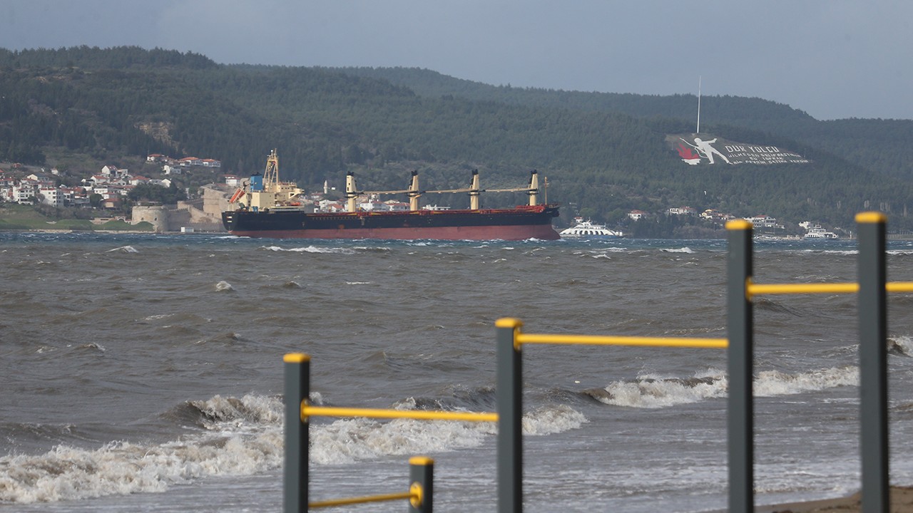 Çanakkale Boğazı kuvvetli lodos nedeniyle transit gemi geçişlerine kapatıldı