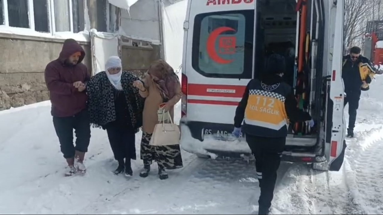 Diyaliz hastası karla kapanan yolda 3 saatlik çalışmayla hastaneye ulaştırıldı
