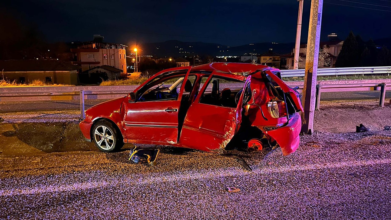 Feci kaza! Otomobil direğe çarptı: Baba ve oğlu öldü, sürücü anne ağır yaralı