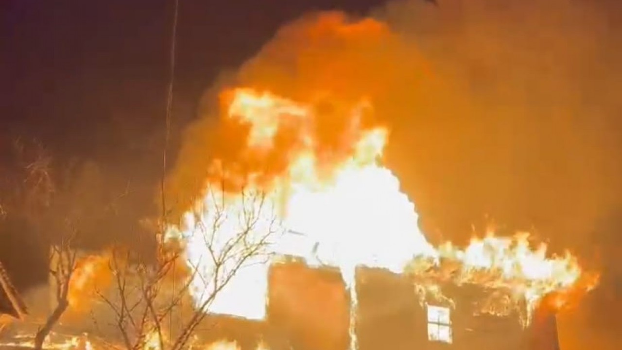 Gece yarısı korku dolu anlar: Kırsal mahallede iki ev alevlere teslim oldu