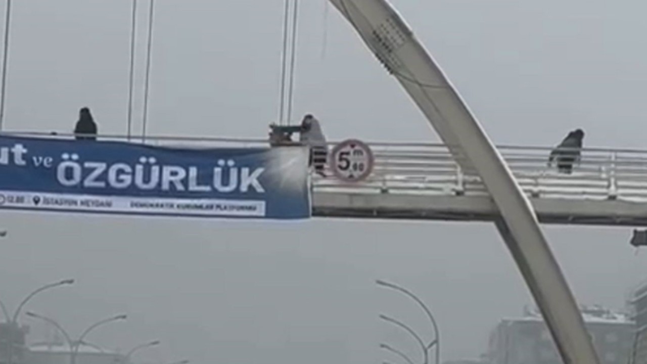 Üst geçitten kar topu atan çocukları öldüresiye dövüldü! Gözaltına alındı