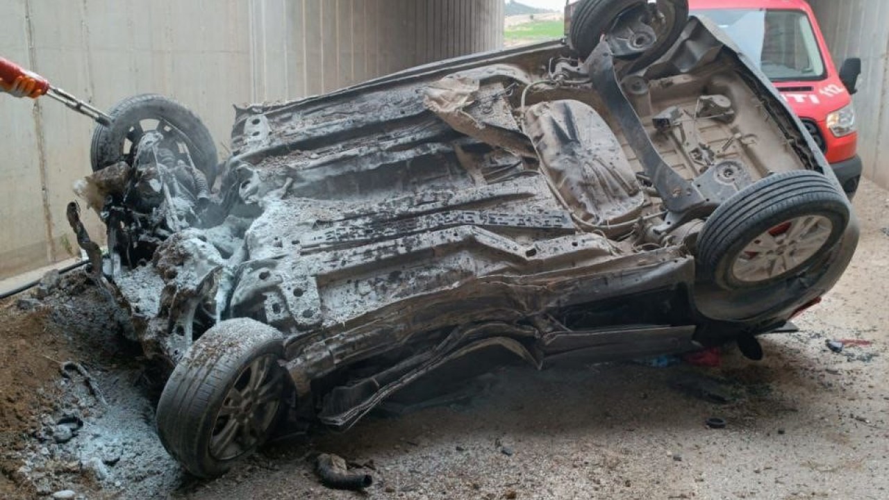 Araç otoyol köprüsünden düştü: 2 ölü, 3 yaralı