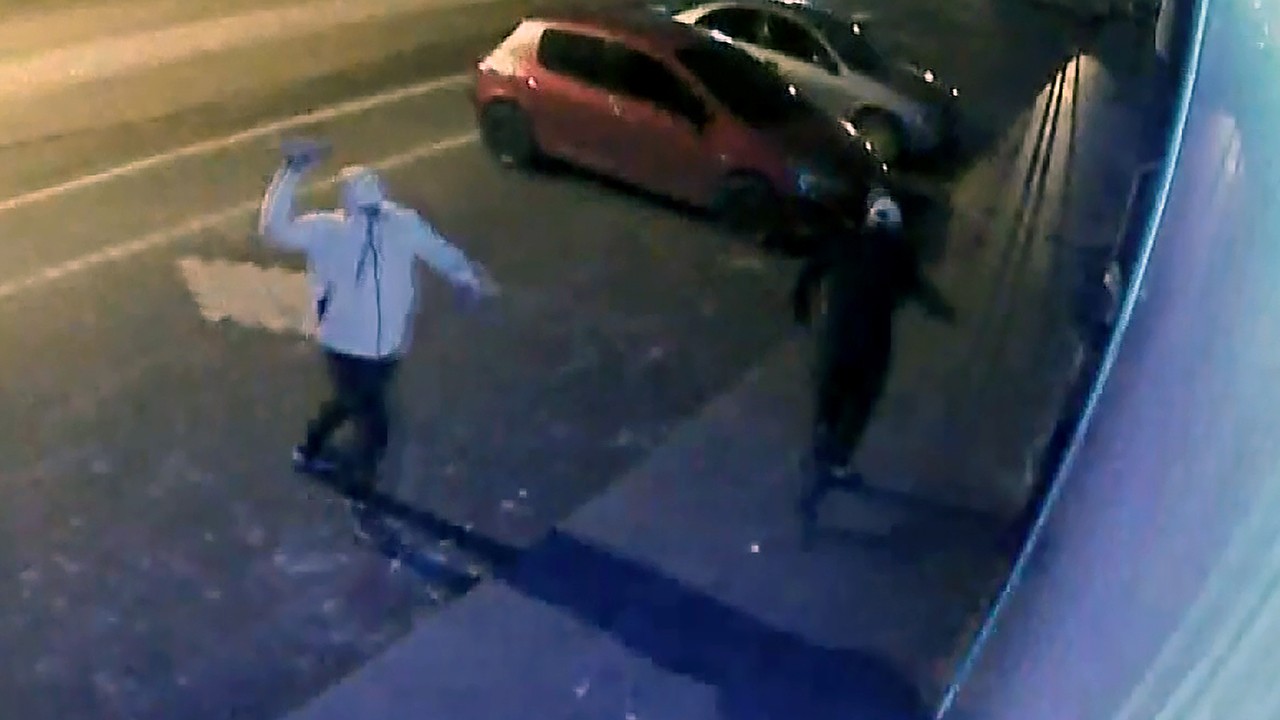 Düğün organizatörü kız kardeşlerin iş yerine kaldırım taşıyla saldırdılar