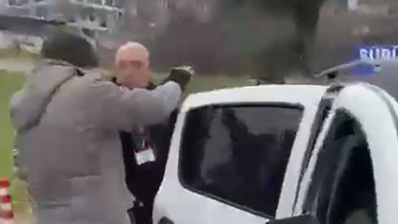 Ehliyet sınavından 7'inci kez kalan genç ortalığı birbirine kattı! O anlar kamerada