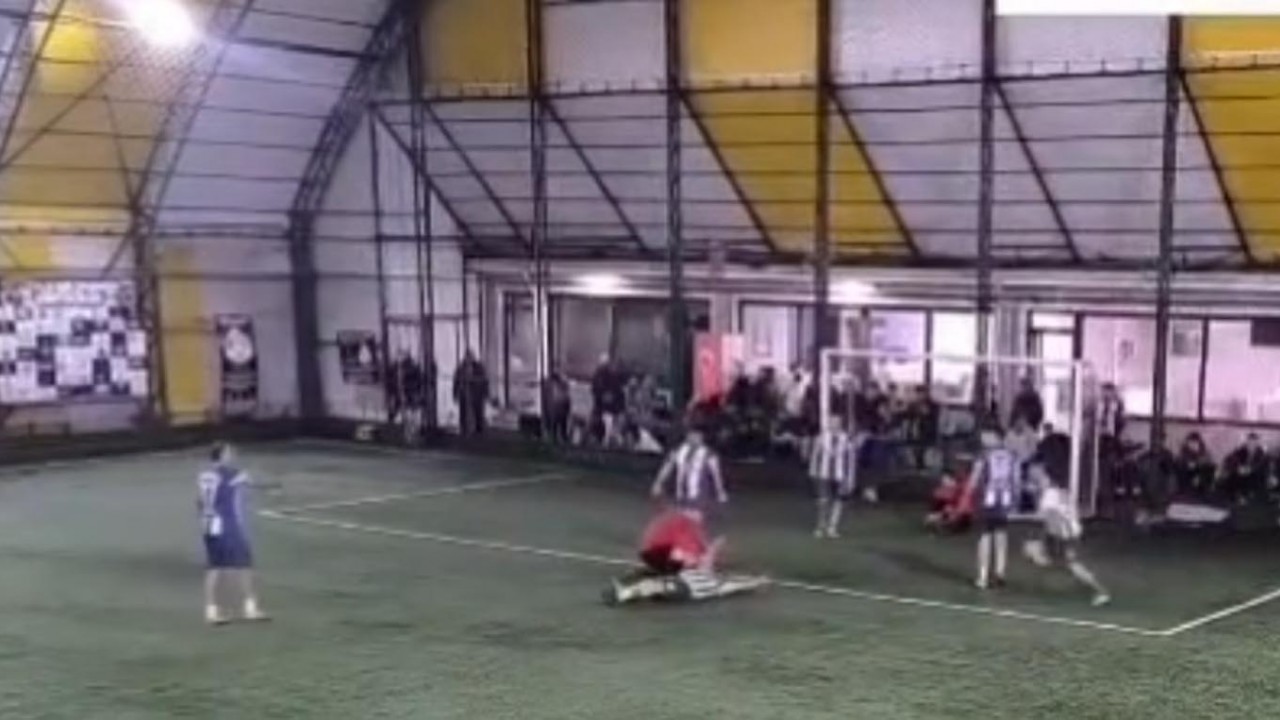 Halı sahada dili boğazına kaçan futbolcuyu maçın hakemi kurtardı