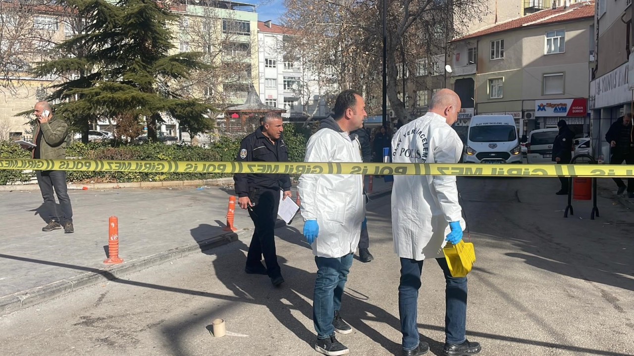 Baba ve 3 oğlu sokak ortasında silahlı saldırıya uğradı! Yaralılardan 3'ünün durumu ağır