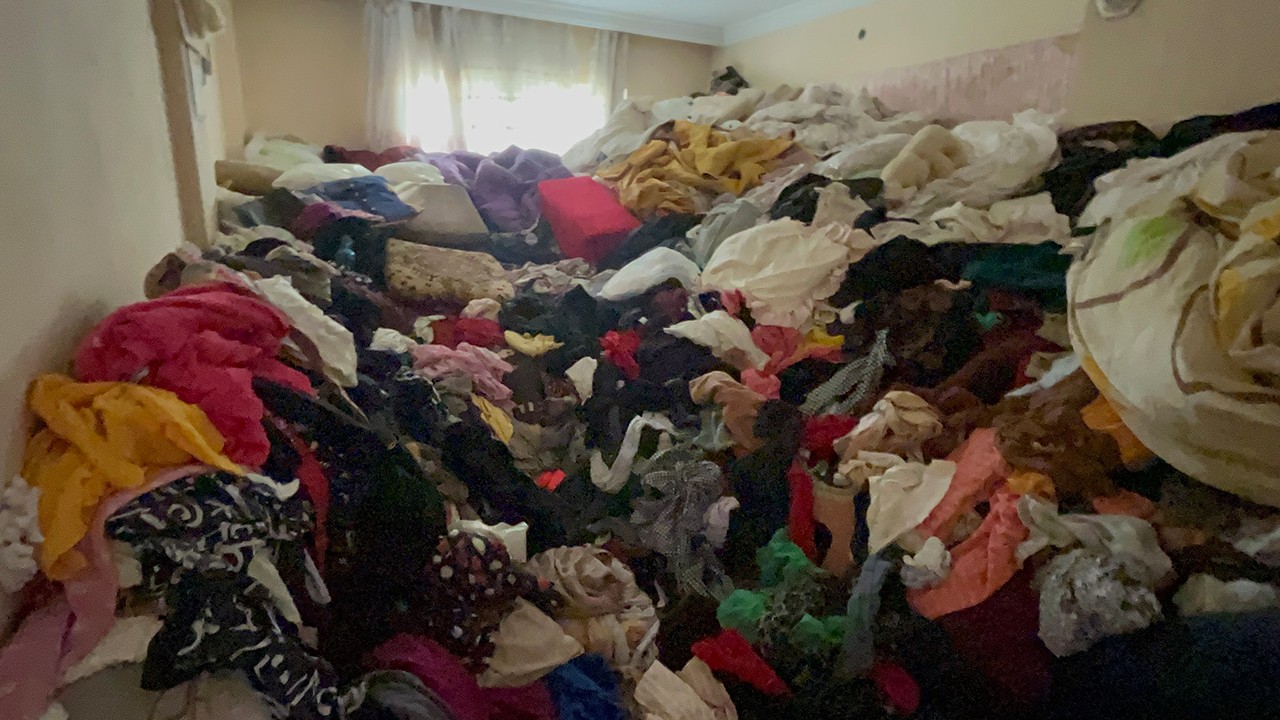 Evinde istiflediği giysi yığınlarının arasında ölü bulundu