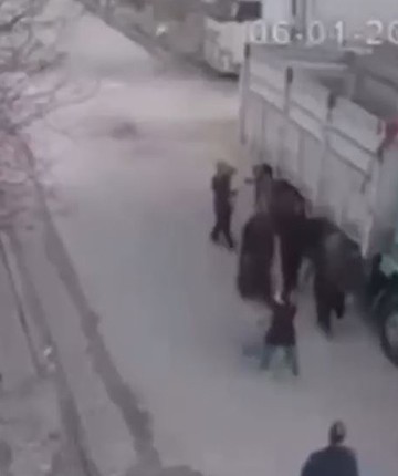 Sokakta kadın ve çocukları darbeden şüpheli gözaltına alındı