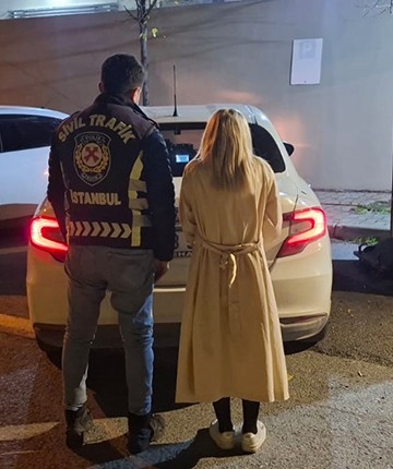 Topuklu ayakkabısıyla aracından inip servistekilere saldıran kadın sürücüye 6 bin 498 TL ceza kesildi