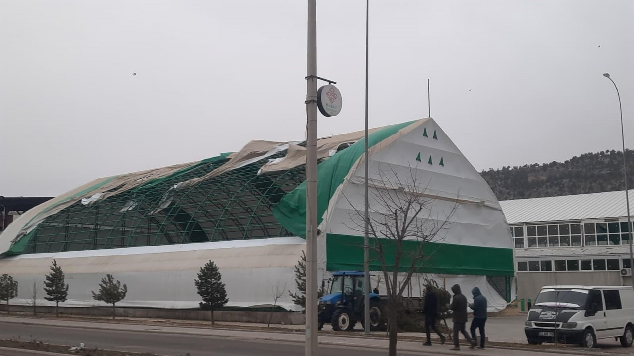 Bozkır'da fırtına çatıları uçurdu, ağaçları devirdi