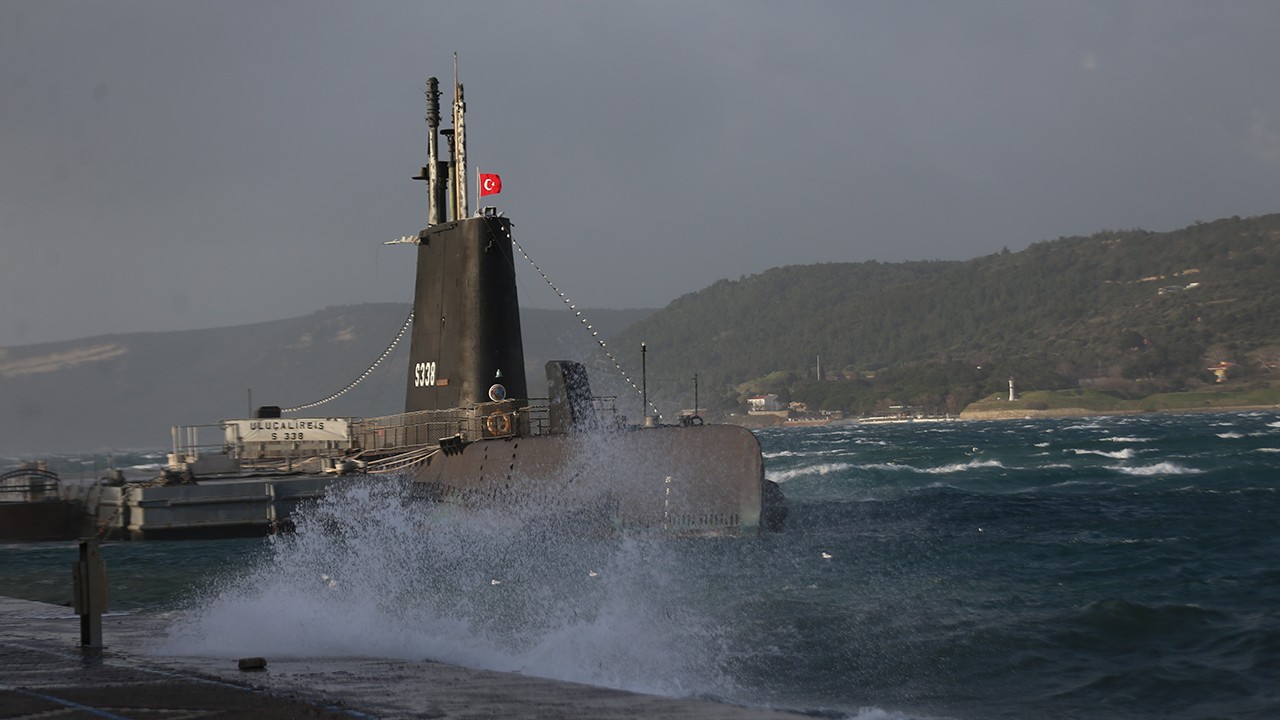 Çanakkale Boğazı kuvvetli fırtına nedeniyle transit gemi geçişlerine kapatıldı
